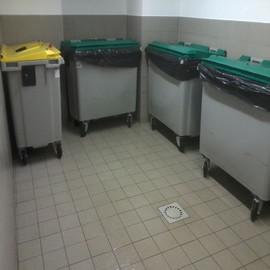 Très concentré en essences parfumantes, il complète d’action des produits d’entretien et permet d’obtenir de longues heures durant une senteur agréable et fraîche pour les sols de locaux à poubelles