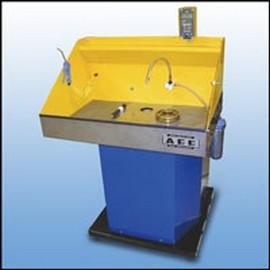 Détergent spécialement destiné au nettoyage des pièces métalliques en fontaine de dégraissage aqueux