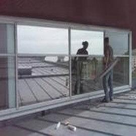 KLEAN GLASS prêt à l’emploi est destiné au nettoyage des vitres, miroirs, glaces et surfaces modernes