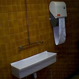 SANITAR est un rénovant acide concentré destiné à la remise en état et à l’entretien quotidien des surfaces sanitaires