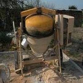 Décapant béton à base d'acides minéraux à fort désincrustant et dérouillant