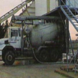 Notre décapant élimine tous dépôts de ciment et béton sur les engins de travaux publics