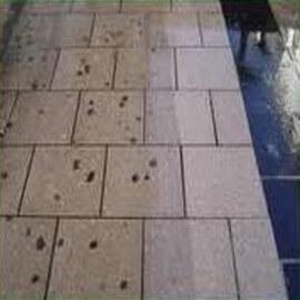 Notre solvant très complexe permet la liquéfaction du chewing-gum sur tous supports, pavés, pierres, béton