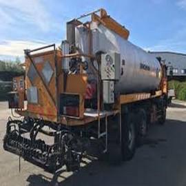 Dégoudronnant écologique, il permet le nettoyage des engins de travaux publics, le matériel des centrales d’enrobés