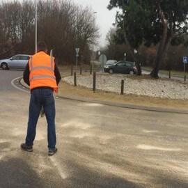 Absorbant se présente sous la forme de particules à saupoudrer sur les plaques de liquide déversé accidentellement