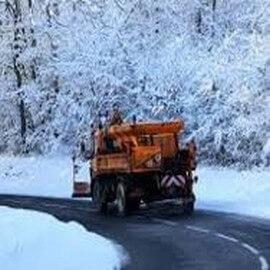 Liquide prêt à l’emploi qui supprime la cohésion entre les cristaux de neige et qui empêche que la glace ne se reforme